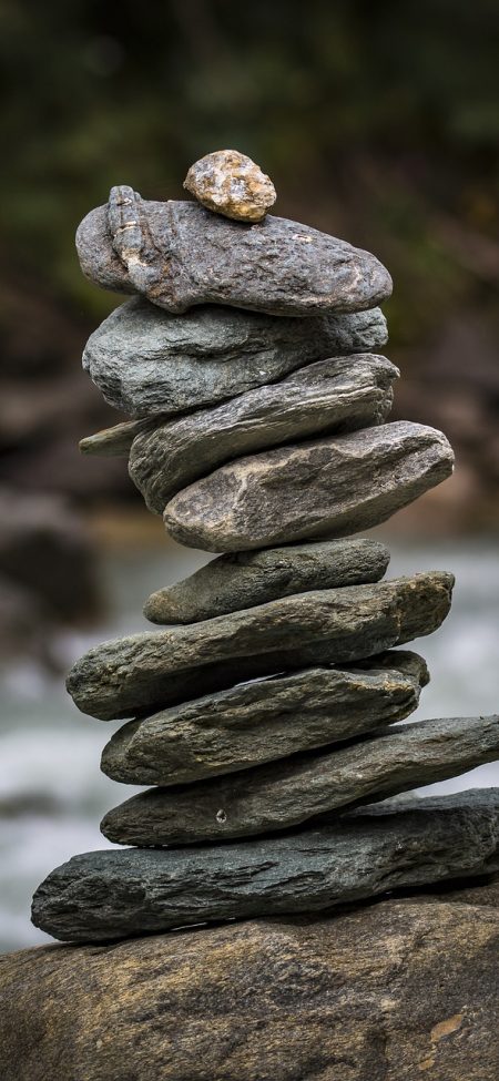 搞基 App 词条详情界面截图，手机屏幕展示分层释义与来源标签，右侧有收藏按钮，环境光线偏暗