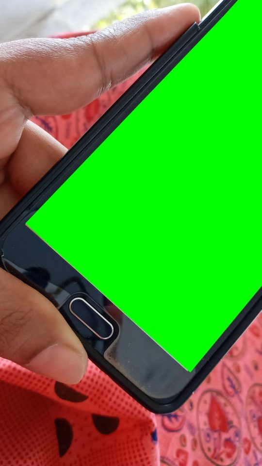 搞基 App 首页界面在手机屏幕上的呈现，深色底配金色标题栏，顶部展示今日推荐条目与搜索入口，光线柔和